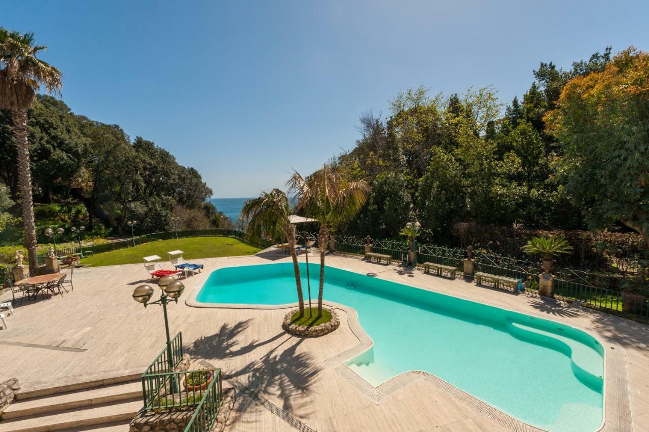 Holidays Naples Family - Pool In Front Of Capri Apartment Bagian luar foto