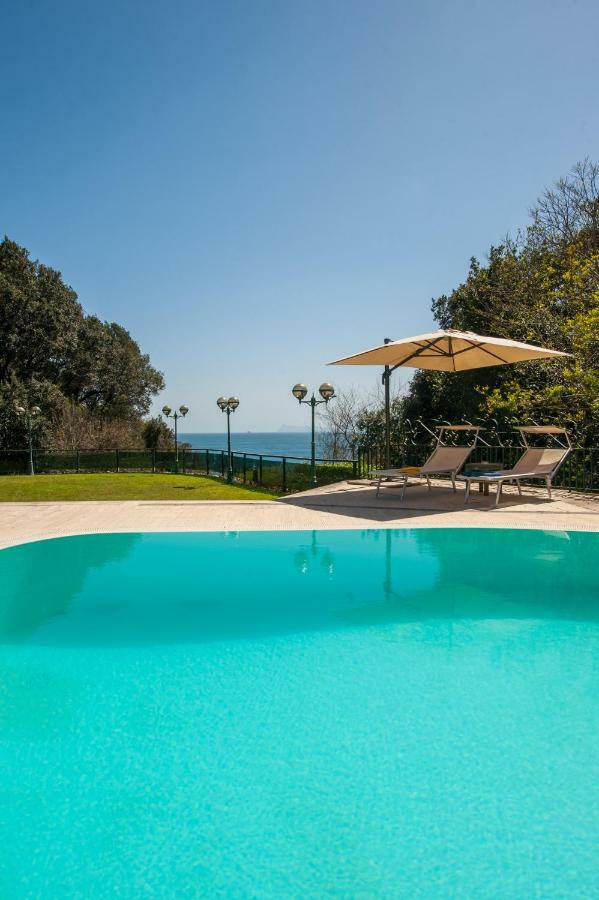 Holidays Naples Family - Pool In Front Of Capri Apartment Bagian luar foto