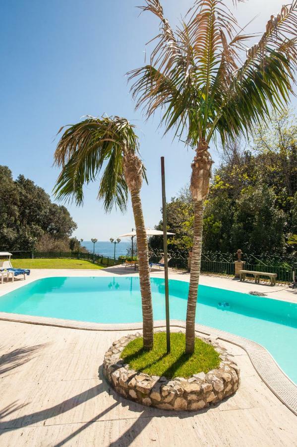 Holidays Naples Family - Pool In Front Of Capri Apartment Bagian luar foto