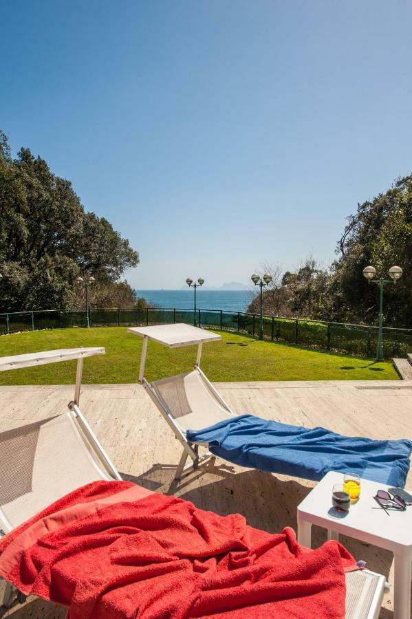 Holidays Naples Family - Pool In Front Of Capri Apartment Bagian luar foto