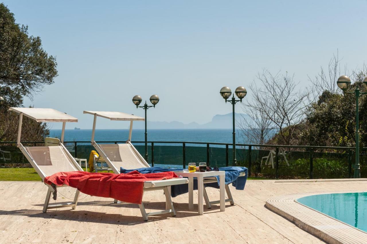 Holidays Naples Family - Pool In Front Of Capri Apartment Bagian luar foto