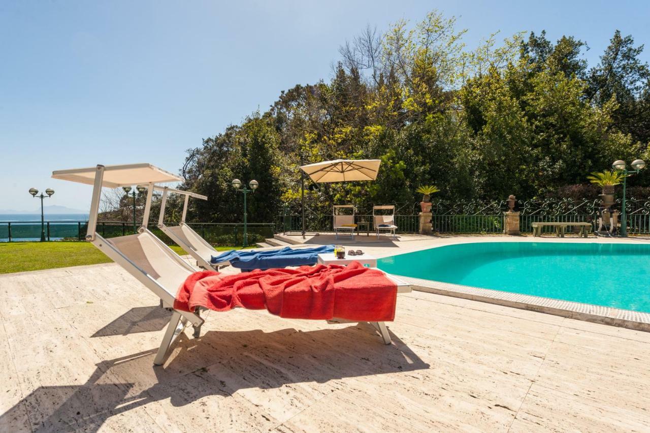 Holidays Naples Family - Pool In Front Of Capri Apartment Bagian luar foto