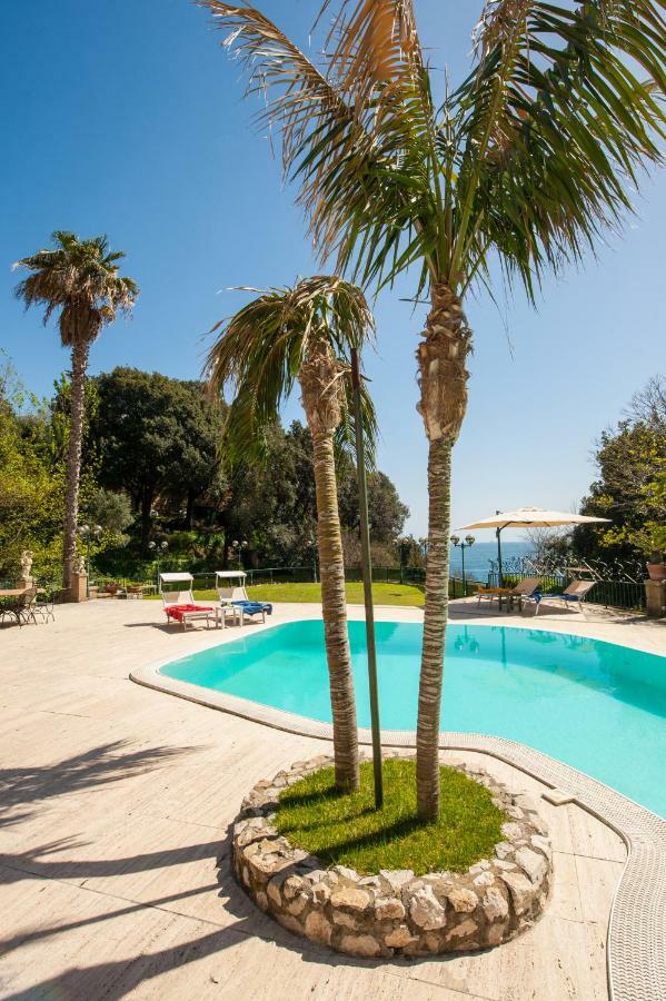 Holidays Naples Family - Pool In Front Of Capri Apartment Bagian luar foto