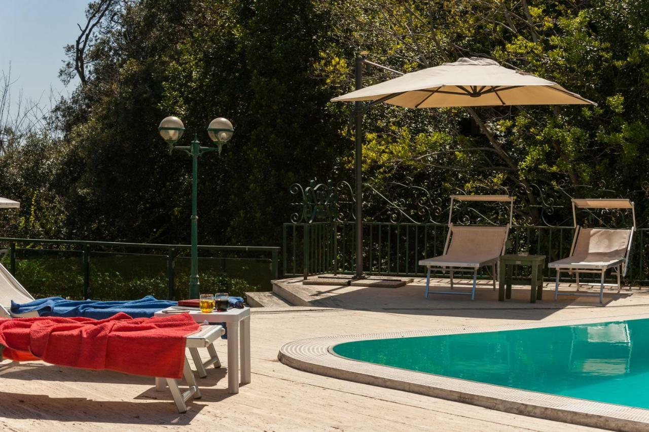 Holidays Naples Family - Pool In Front Of Capri Apartment Bagian luar foto