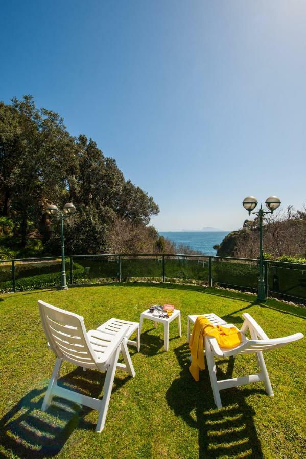 Holidays Naples Family - Pool In Front Of Capri Apartment Bagian luar foto