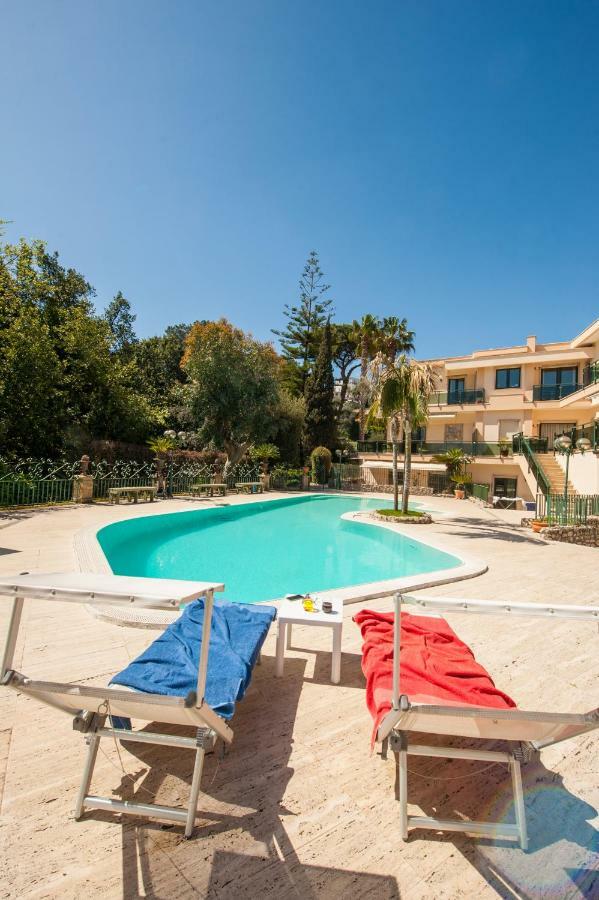 Holidays Naples Family - Pool In Front Of Capri Apartment Bagian luar foto