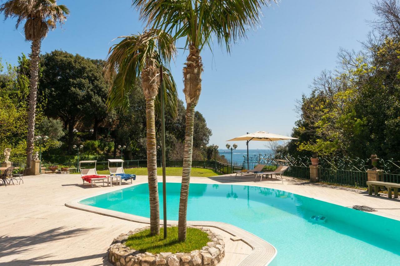 Holidays Naples Family - Pool In Front Of Capri Apartment Bagian luar foto