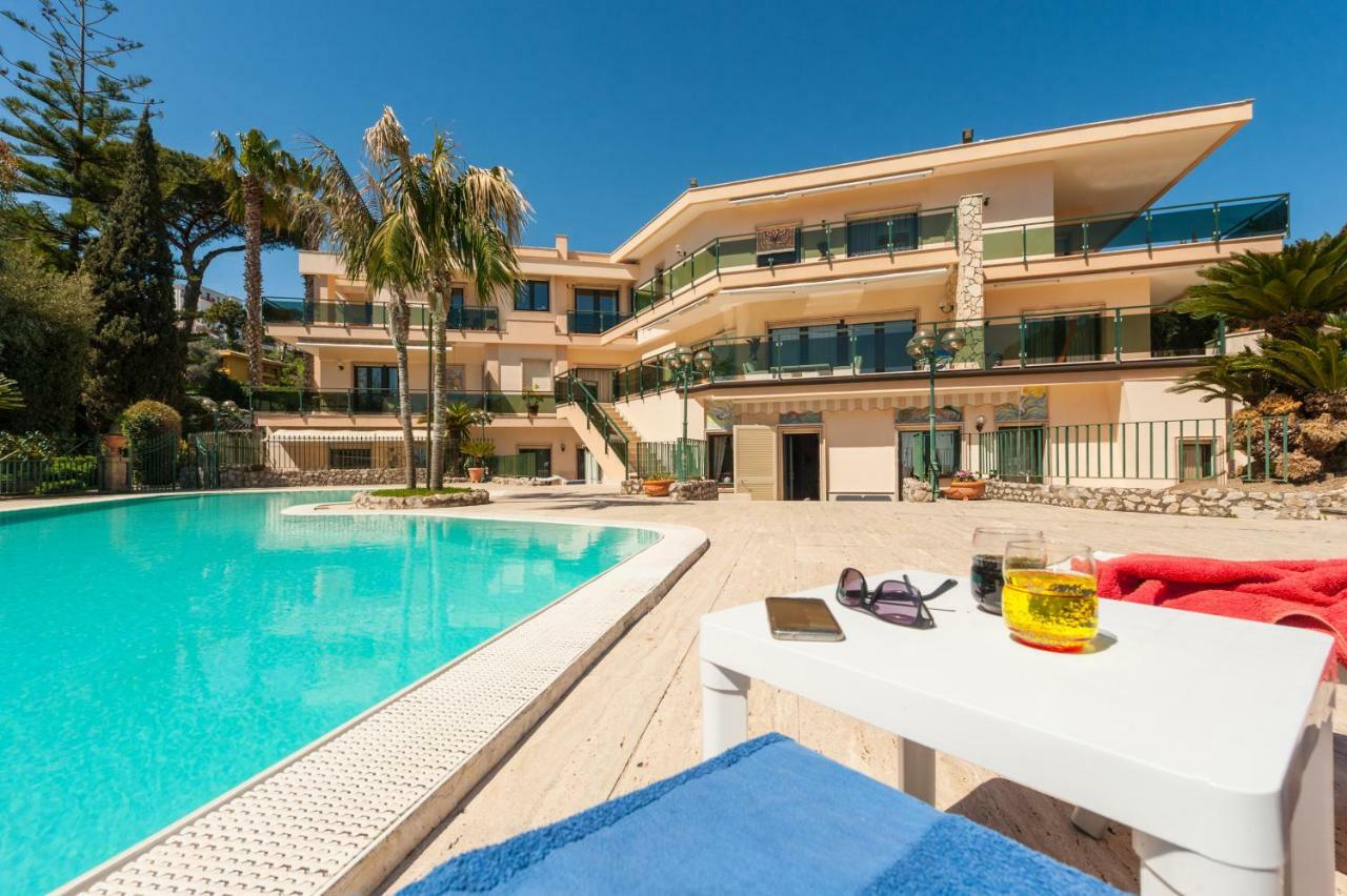 Holidays Naples Family - Pool In Front Of Capri Apartment Bagian luar foto