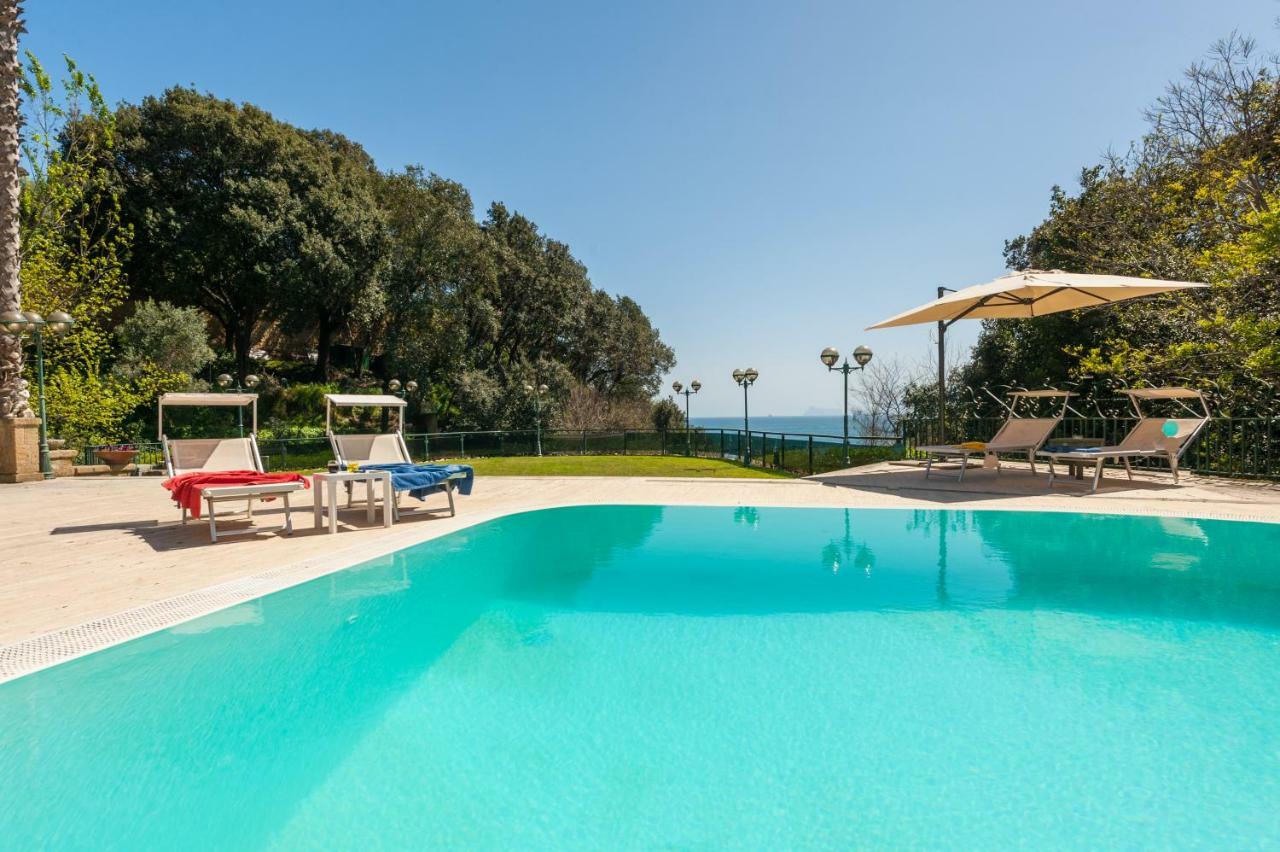 Holidays Naples Family - Pool In Front Of Capri Apartment Bagian luar foto